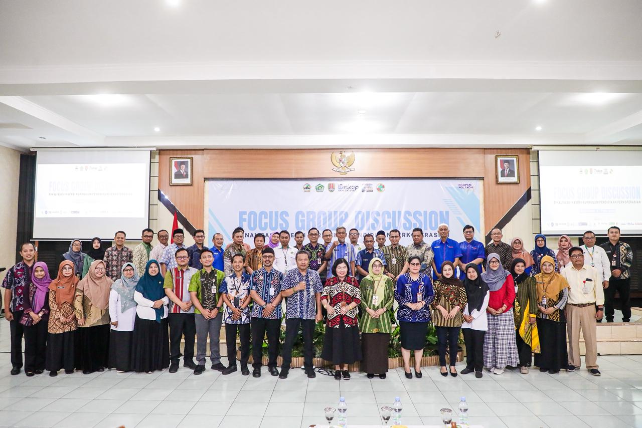 https://jatengprov.go.id/publik/pertama-di-indonesia-jateng-inisiasi-kurikulum-perkoperasian-mulai-jenjang-sd-hingga-sma/