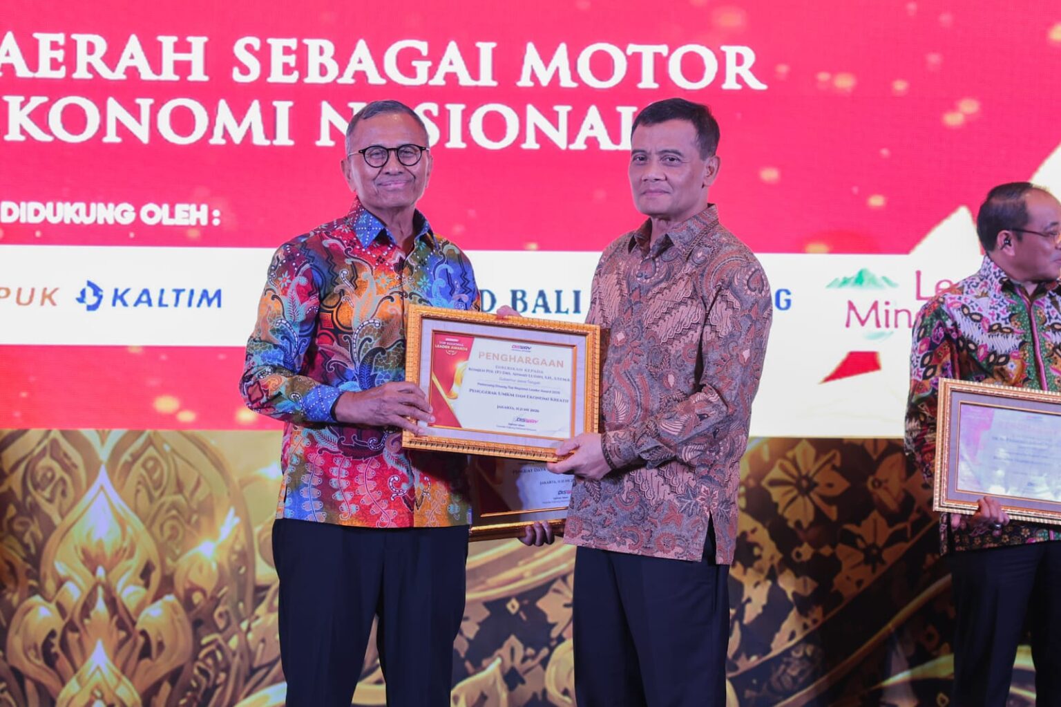 sumber gambar : https://jatengprov.go.id/publik/gubernur-ahmad-luthfi-dinobatkan-tokoh-penggerak-umkm-dan-ekonomi-kreatif/