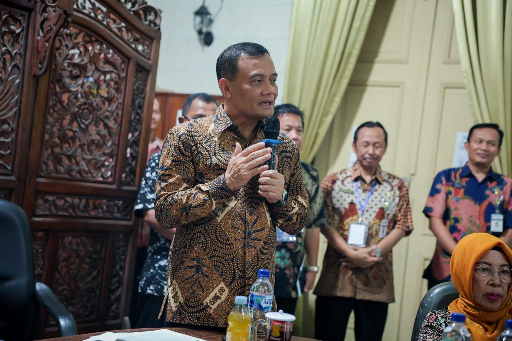 SUMBER GAMBAR : https://jatengprov.go.id/publik/tinjau-posko-dan-sman-3-semarang-ahmad-luthfi-pastikan-spmb-jateng-berjalan-lancar/ SUMBER GAMBAR : https://jatengprov.go.id/publik/tinjau-posko-dan-sman-3-semarang-ahmad-luthfi-pastikan-spmb-jateng-berjalan-lancar/