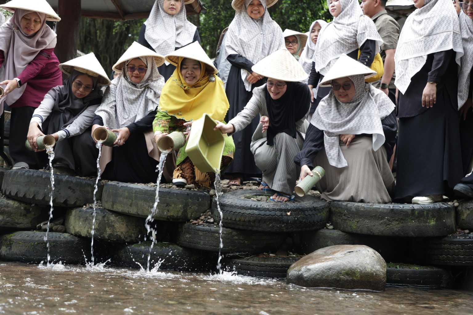 sumber gambar: https://jatengprov.go.id/publik/lewat-aksi-ekologis-nawal-yasin-ajak-perempuan-jadi-srikandi-penjaga-peradaban/ sumber gambar: https://jatengprov.go.id/publik/lewat-aksi-ekologis-nawal-yasin-ajak-perempuan-jadi-srikandi-penjaga-peradaban/