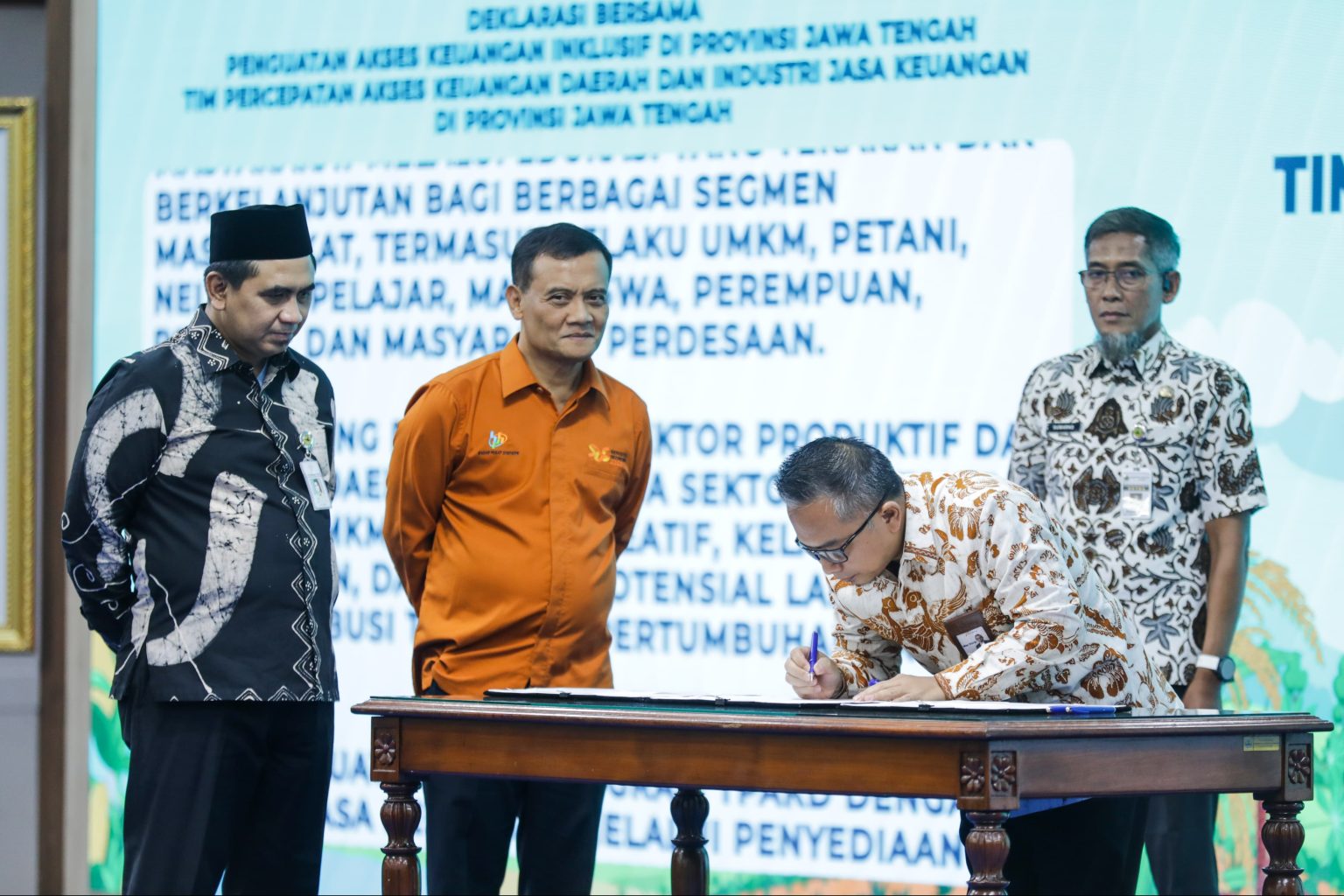 Sumber Gambar : https://jatengprov.go.id/publik/lawan-pinjol-ilegal-dan-judi-online-jateng-perkuat-literasi-keuangan-hingga-desa/