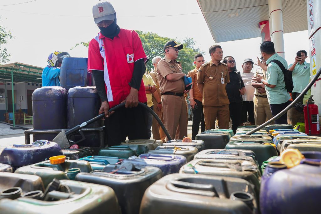 Sumber gambar : https://jatengprov.go.id/publik/sempat-terganjal-sertifikasi-ini-cara-ahmad-luthfi-selamatkan-operasional-spbun-nelayan-di-tegal/