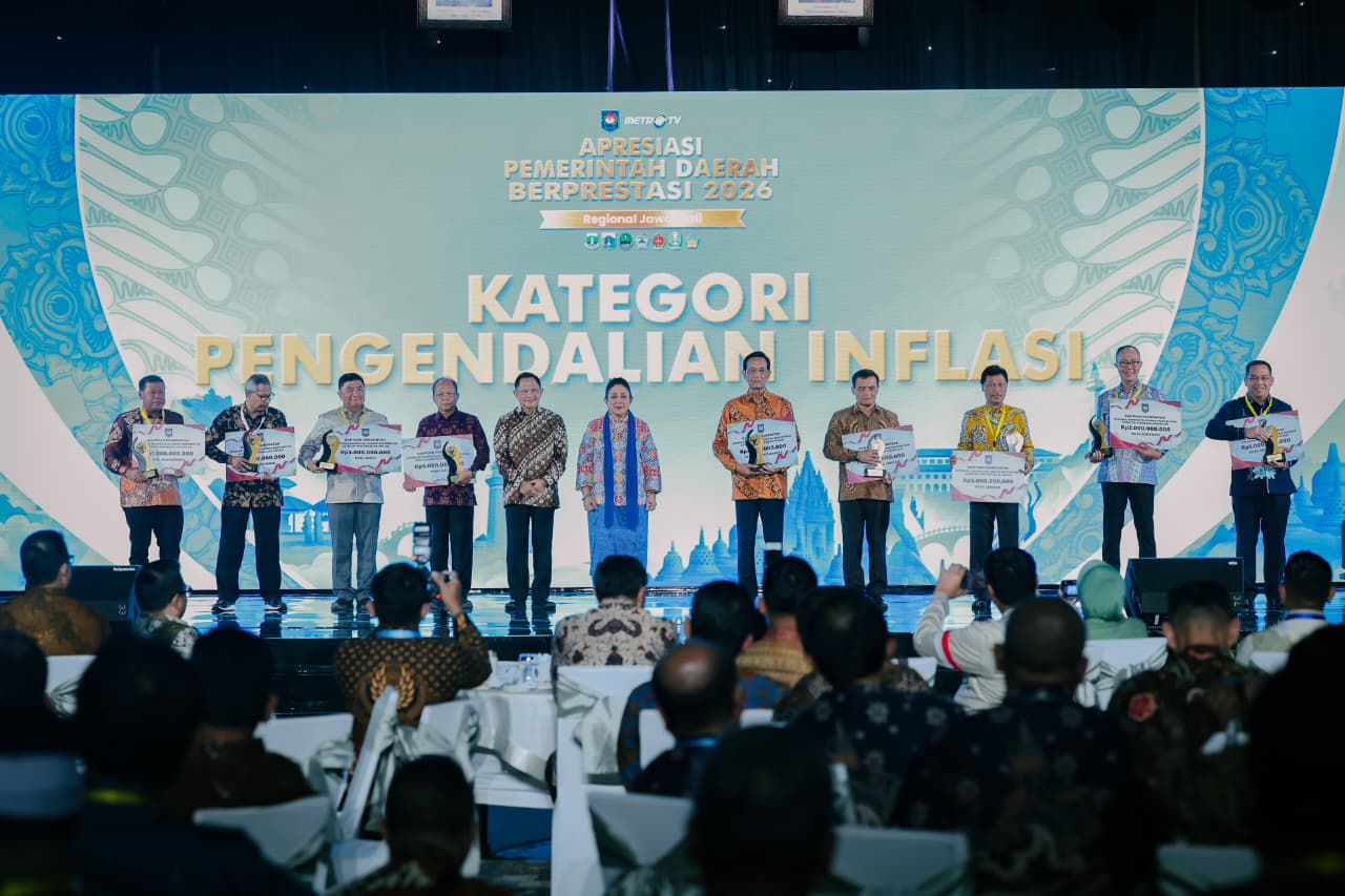 sumber : https://jatengprov.go.id/publik/ahmad-luthfi-antarkan-jawa-tengah-raih-penghargaan-pengendalian-inflasi-dari-kemendagri/