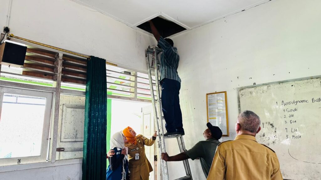 sumber gambar : https://cakranusantara.or.id/berita/sinergi-semesta-sambut-tahun-ajaran-baru-2026-2027-kebocoran-8-ruang-kelas-sman-1-cepu-sudah-rampung-diperbaiki/