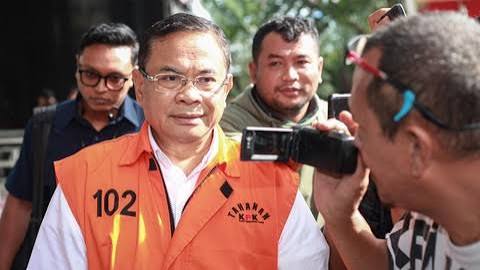 sumber gambar ; https://www.google.com/imgres?q=Sidang%20perdana%20sudewo&imgurl=https%3A%2F%2Fakcdn.detik.net.id%2Fvisual%2F2026%2F02%2F06%2Fpemeriksaan-lanjutan-sudewo-1770375955606_169.jpeg%3Fw%3D480%26q%3D90&imgrefurl=https%3A%2F%2Fwww.cnnindonesia.com%2Fnasional%2F20260615110748-12-1369253%2Fsidang-perdana-sudewo-bupati-pati-dijaga-seratusan-polisi%2Famp&docid=QEkV2AC6aB88NM&tbnid=TlWn-q40_9-5RM&vet=12ahUKEwjSrb2gm46VAxVWzjgGHWjuOYkQnPAOegQIMhAA..i&w=480&h=271&hcb=2&ved=2ahUKEwjSrb2gm46VAxVWzjgGHWjuOYkQnPAOegQIMhAA