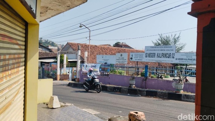 sumber gambar : https://www.detik.com/jateng/berita/d-8538221/korban-dapat-3-luka-tusuk-usai-diserang-suami-saat-ambil-rapor-anak