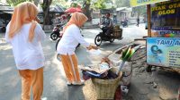 Sumber gambar : https://jatengprov.go.id/beritaopd/dwp-diskomdigi-jateng-tebar-kepedulian-bagikan-makanan-untuk-ojol-hingga-kuli-bangunan/ Sumber gambar : https://jatengprov.go.id/beritaopd/dwp-diskomdigi-jateng-tebar-kepedulian-bagikan-makanan-untuk-ojol-hingga-kuli-bangunan/