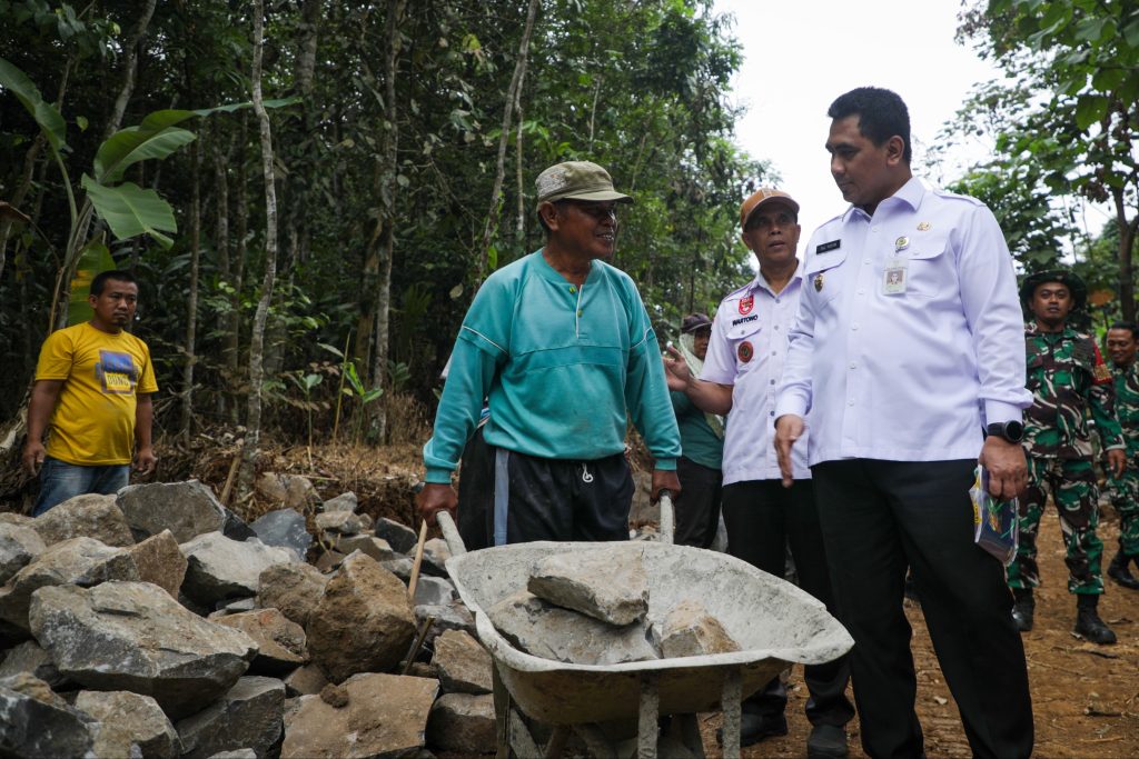 Sumber gambar : https://jatengprov.go.id/publik/taj-yasin-dorong-tmmd-jangkau-desa-terpencil-buka-akses-dan-peluang-ekonomi/