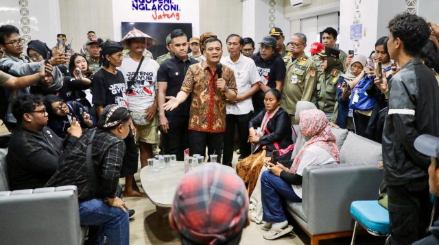 Sumber Gambar : https://jatengprov.go.id/publik/gubernur-luthfi-terima-masyarakat-jateng-guyub-aspirasi-ditindaklanjuti/