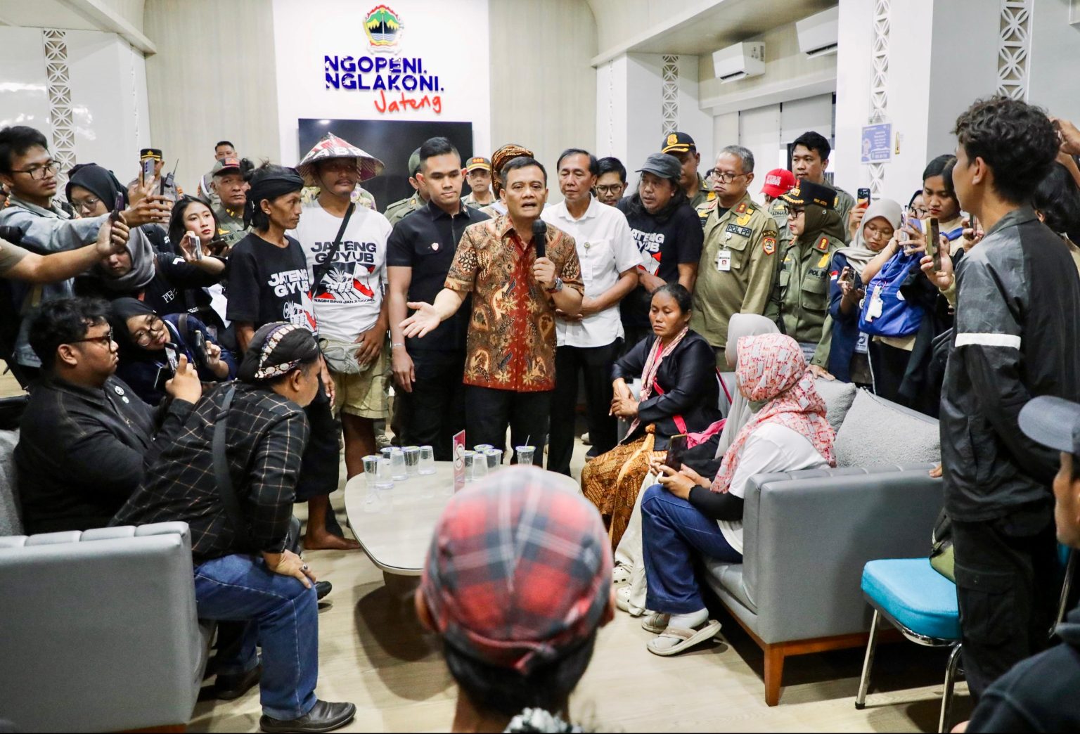 Sumber Gambar : https://jatengprov.go.id/publik/gubernur-luthfi-terima-masyarakat-jateng-guyub-aspirasi-ditindaklanjuti/