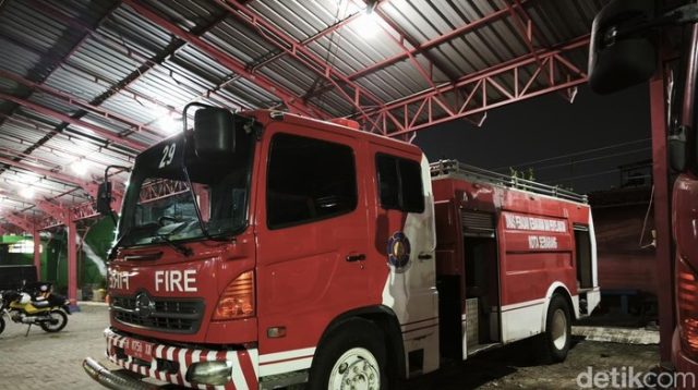 Sumber Gambar : https://akcdn.detik.net.id/community/media/visual/2026/07/17/armada-damkar-1784296619004_169.jpeg?w=700&q=90
