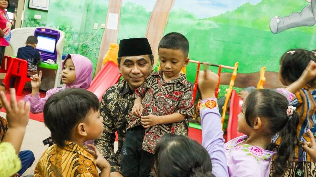 Sumber Gambar : https://jatengprov.go.id/publik/pemprov-jateng-terus-tingkatkan-literasi-warga-ini-upayanya/