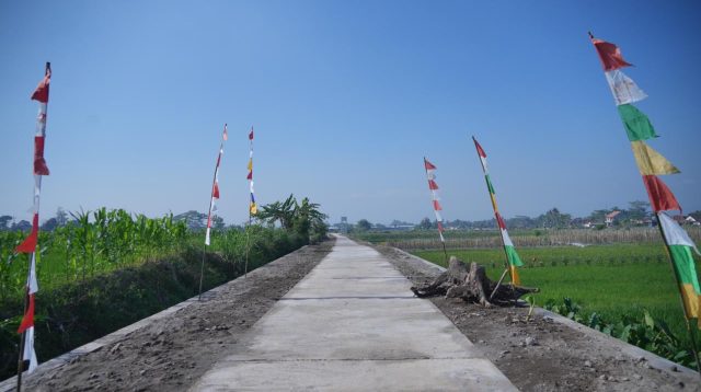 Sumber Gambar : https://jatengprov.go.id/beritadaerah/jalan-beton-rampung-akses-petani-desa-somokaton-kian-mudah/