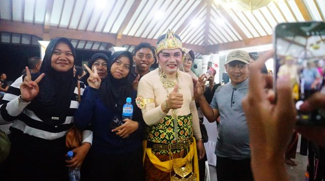 Sumber Gambar : https://jatengprov.go.id/beritadaerah/plt-bupati-pati-dorong-seni-budaya-masuk-ke-sekolah/