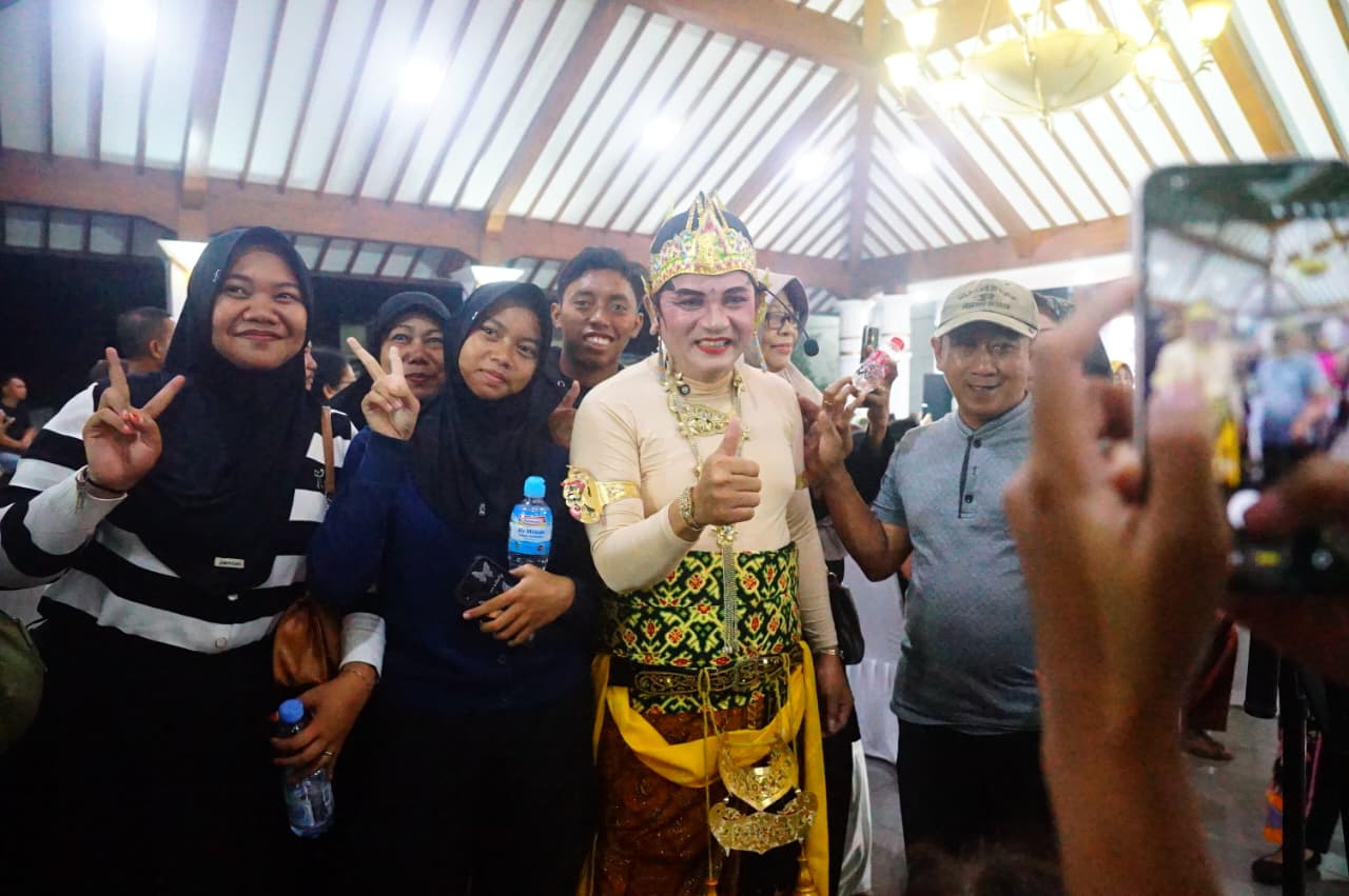 Sumber Gambar : https://jatengprov.go.id/beritadaerah/plt-bupati-pati-dorong-seni-budaya-masuk-ke-sekolah/