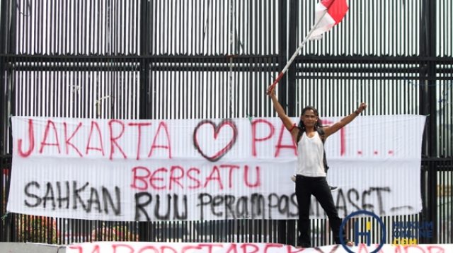 Sumber Gambar : https://www.hukumonline.com/berita/foto/f/warga-pati-geruduk-dpr-ri--desak-ruu-perampasan-aset-dan-hukuman-mati-koruptor-segera-disahkan-lt6a88355b3e2b5