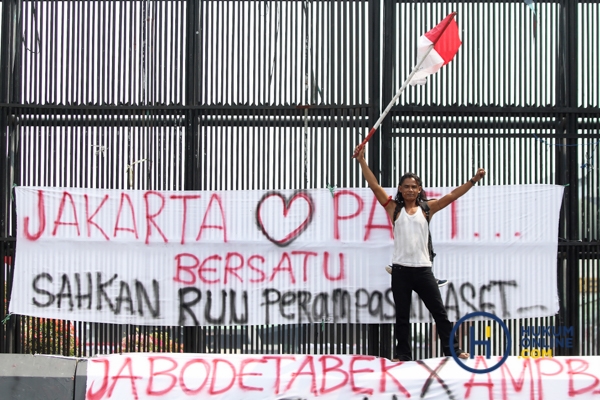 Sumber Gambar : https://www.hukumonline.com/berita/foto/f/warga-pati-geruduk-dpr-ri--desak-ruu-perampasan-aset-dan-hukuman-mati-koruptor-segera-disahkan-lt6a88355b3e2b5