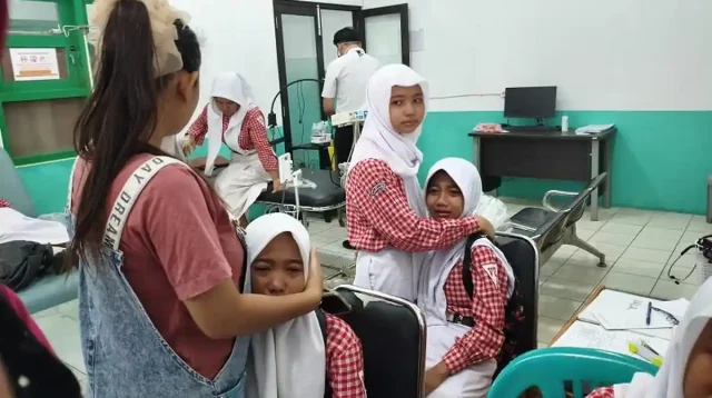 Sumber Gambar : https://banyumas.tribunnews.com/jateng/95892/breaking-news-diangkut-ambulans-puluhan-siswa-di-gembong-pati-diduga-keracunan-mbg