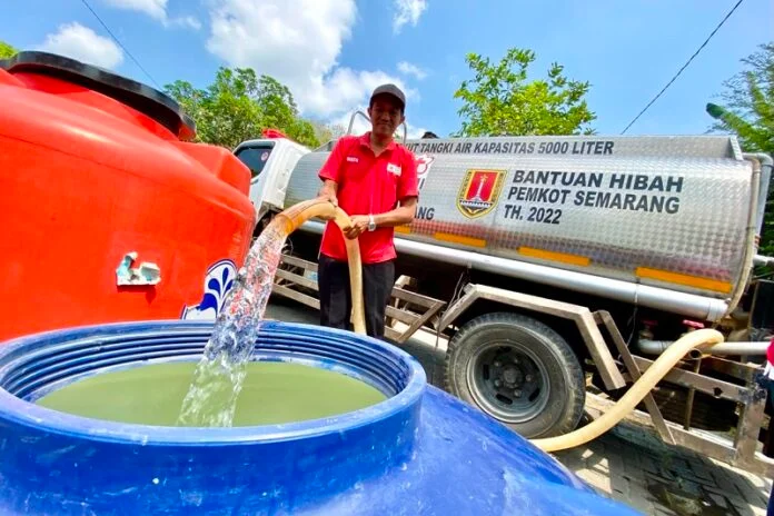 Sumber Gambar : https://jatengpos.co.id/jateng/2026/08/03/terdampak-kekeringan-kelurahan-jabungan-semarang-didropping-air-bersih/
