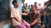 Sumber Gambar : https://jatengprov.go.id/publik/gubernur-luthfi-turun-tangan-bansos-lansia-korban-penyalahgunaan-ktp-dipulihkan/
