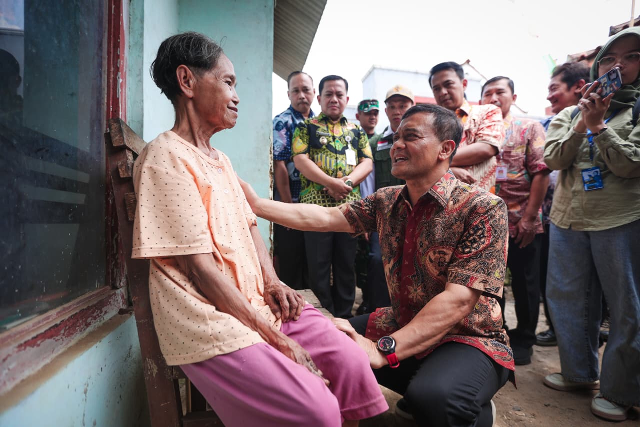 Sumber Gambar : https://jatengprov.go.id/publik/gubernur-luthfi-turun-tangan-bansos-lansia-korban-penyalahgunaan-ktp-dipulihkan/