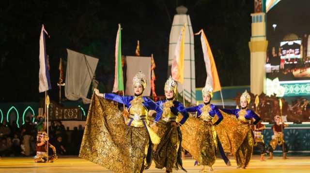 Sumber Gambar : https://jatengprov.go.id/publik/ratusan-penari-tampilkan-jejak-langit-di-atas-tanah-jawa-buka-mtq-nasional-xxxi-di-jawa-tengah/