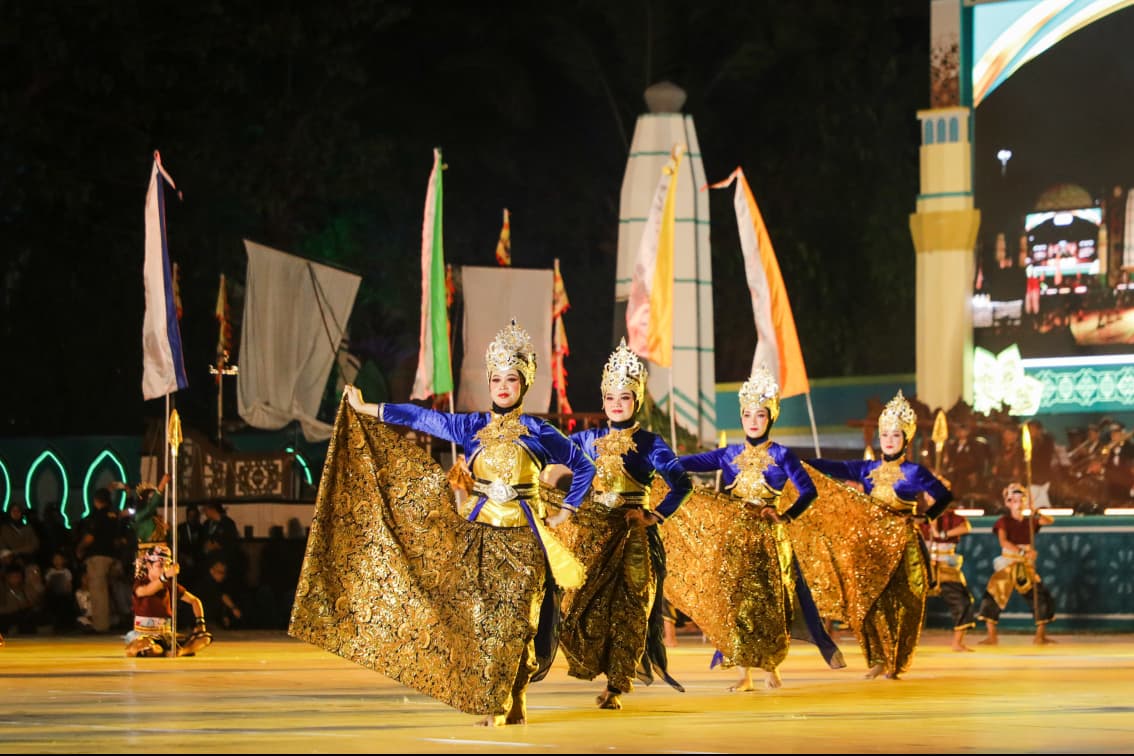 Sumber Gambar : https://jatengprov.go.id/publik/ratusan-penari-tampilkan-jejak-langit-di-atas-tanah-jawa-buka-mtq-nasional-xxxi-di-jawa-tengah/